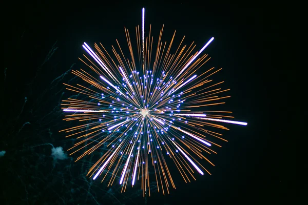 Belos fogos de artifício coloridos férias . — Fotografia de Stock