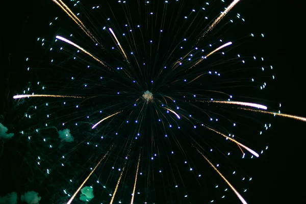 Belos fogos de artifício coloridos férias . — Fotografia de Stock