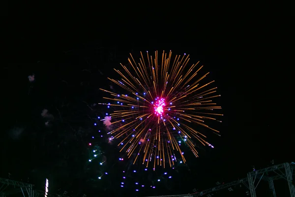 Prachtige kleurrijke vakantie vuurwerk. — Stockfoto