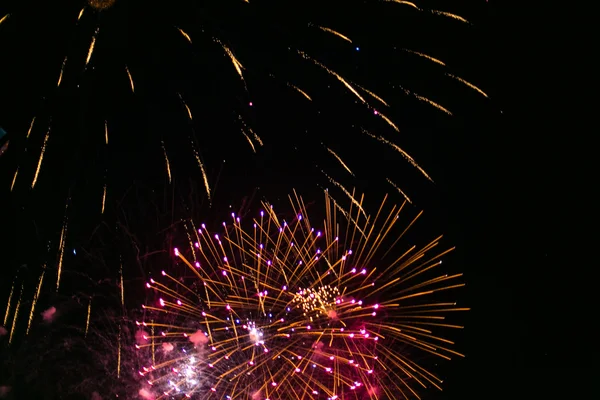 Prachtige kleurrijke vakantie vuurwerk. — Stockfoto