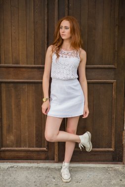 Kızıl saçlı kız portresi.