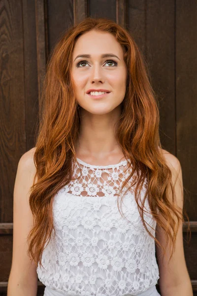 Vörös hajú lány portréja. — Stock Fotó