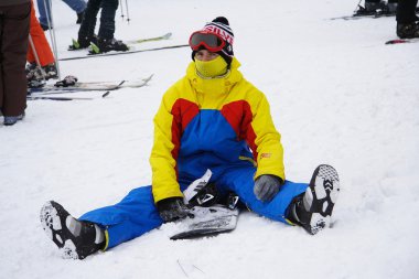 Genç adam snowboarder