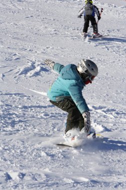 Küçük kız snowboarder.