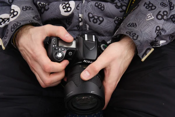 Fotografen. Närbild porträtt av mannen innehar vintage kamera. — Stockfoto