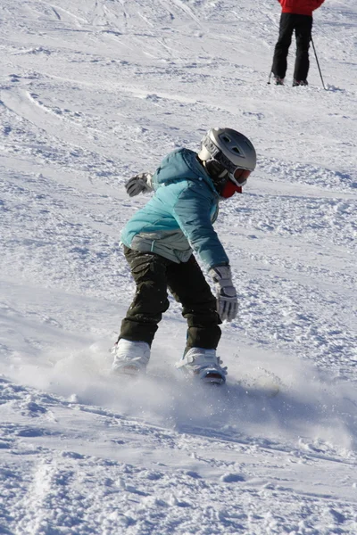 Mała dziewczynka snowboardzista. — Zdjęcie stockowe