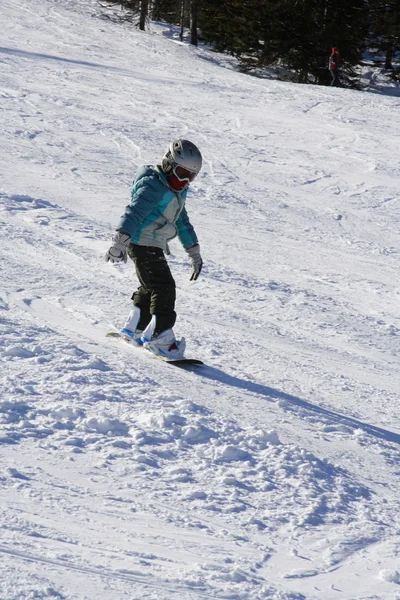 Mała dziewczynka snowboardzista. — Zdjęcie stockowe