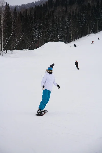 Młoda dziewczyna snowboardzista — Zdjęcie stockowe