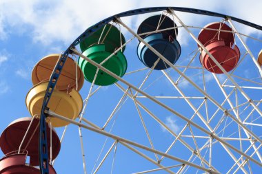 Dönme dolap ve mavi gökyüzü.