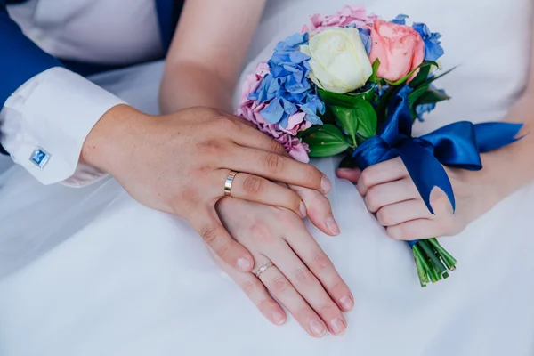 Hände des Brautpaares. — Stockfoto