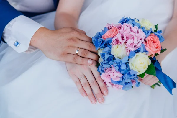 花嫁と新郎の手. — ストック写真