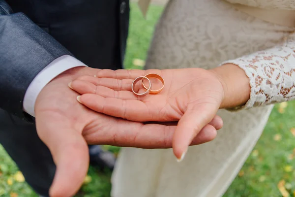 Anéis de casamento a mãos — Fotografia de Stock