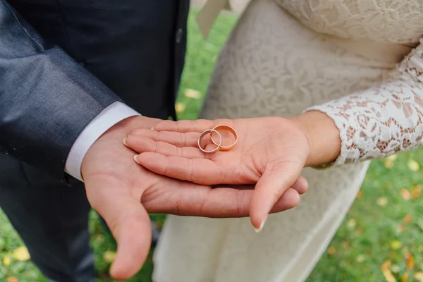Anéis de casamento a mãos — Fotografia de Stock