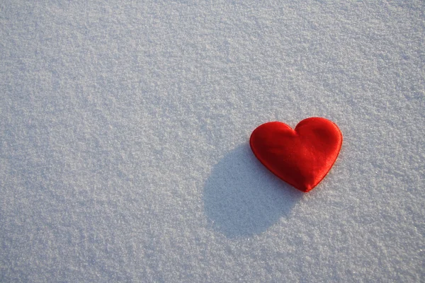 Κόκκινη καρδιά στο λευκό χιόνι — Φωτογραφία Αρχείου