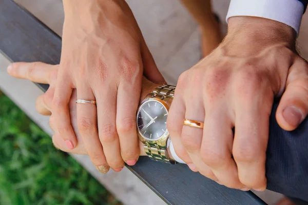 Mužské a ženské ruce snubní prsteny — Stock fotografie