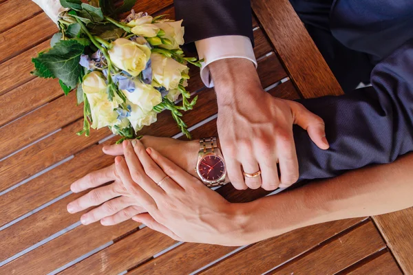 Man's and woman's hands with wedding rings — Stock Photo, Image