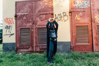 Çocuk bir kostüm Darth Vader kılıç ile.