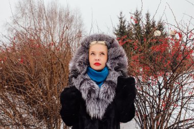 Kürk ceket açık havada sarışın kız