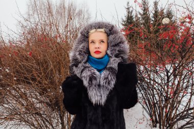 Kürk ceket açık havada sarışın kız