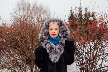 Kürk ceket açık havada sarışın kız