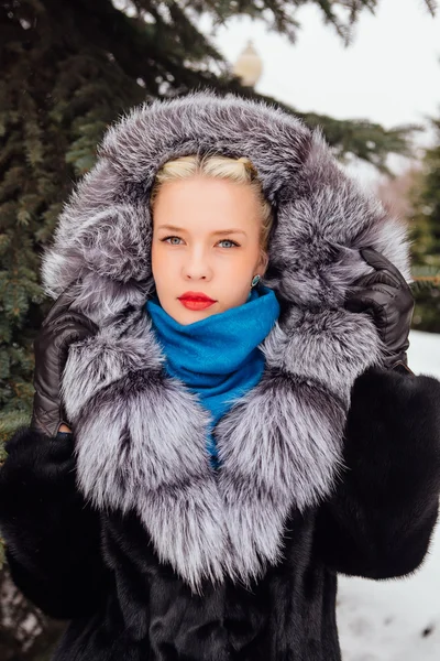 Gadis pirang dengan mantel bulu di luar ruangan — Stok Foto