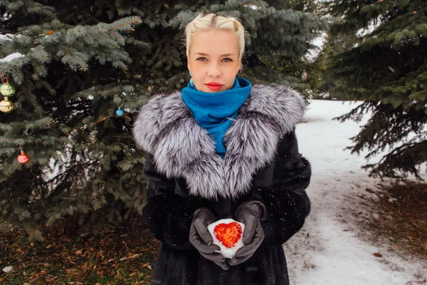 Ragazza bionda in pelliccia con cuore rosso — Foto Stock