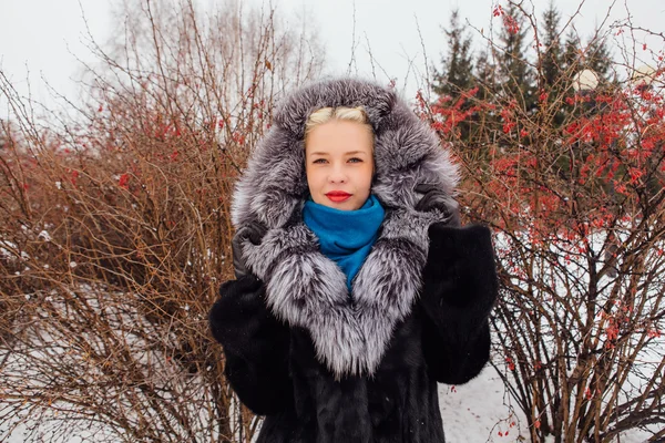 Menina loira em casaco de pele ao ar livre — Fotografia de Stock