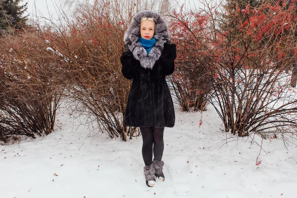 屋外の毛皮のコートのブロンドの女の子 — ストック写真
