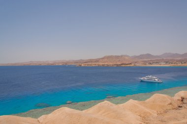 Red Sea'deki/daki büyük beyaz tekne.