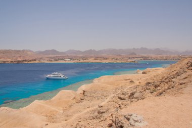 Red Sea'deki/daki büyük beyaz tekne.