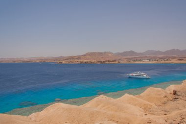 Red Sea'deki/daki büyük beyaz tekne.