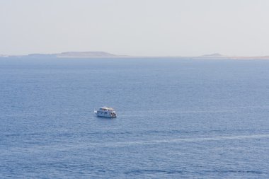 Red Sea'deki/daki büyük beyaz tekne.