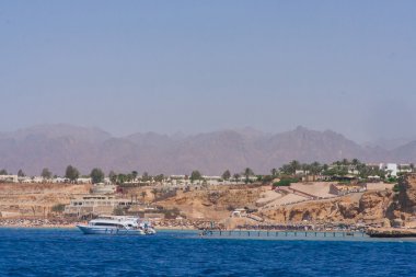 Red Sea'deki/daki büyük beyaz tekne.