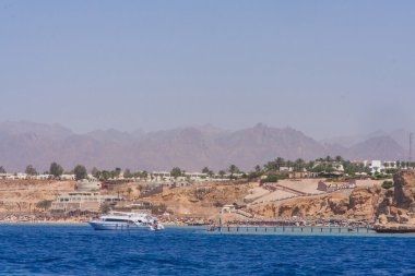 Red Sea'deki/daki büyük beyaz tekne.