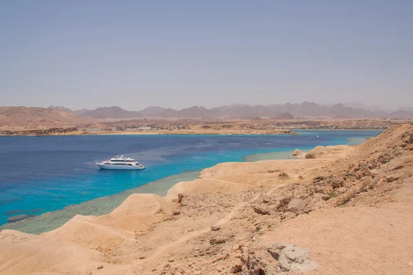 Red Sea'deki/daki büyük beyaz tekne.