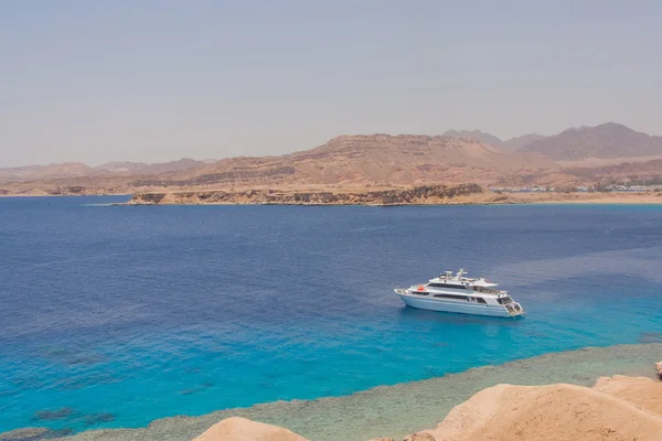 Red Sea'deki/daki büyük beyaz tekne.