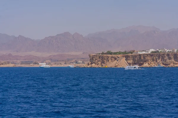 Red Sea'deki/daki büyük beyaz tekne.