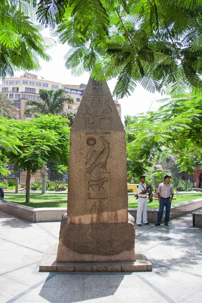 Statue outside the Egyptian Museum in Cairo. — Stock Photo, Image