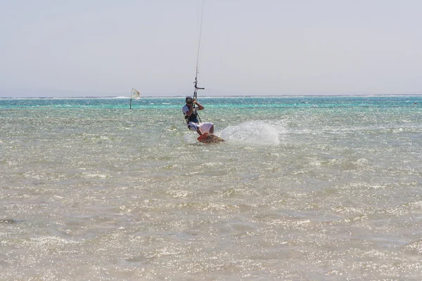 Kite surfista monta as ondas . — Fotografia de Stock