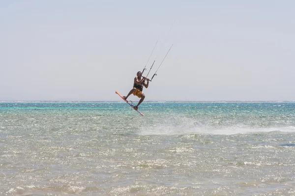 Kite surfer monta las olas . — Foto de Stock