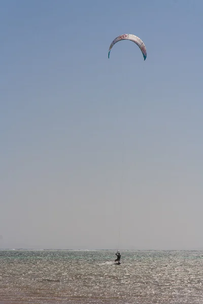 Kite surfista monta as ondas . — Fotografia de Stock