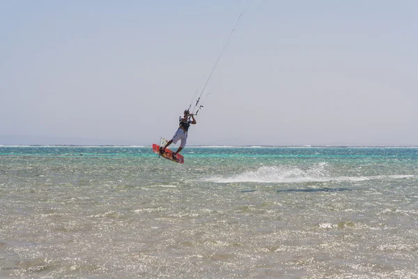 Kite surfer cavalca le onde . — Foto Stock