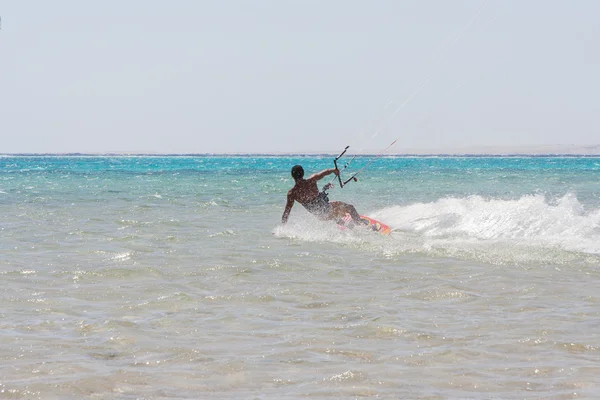 Kite surfer jeździ fale. — Zdjęcie stockowe