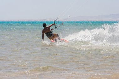 Dalgalar uçurtma sörfçü rides.