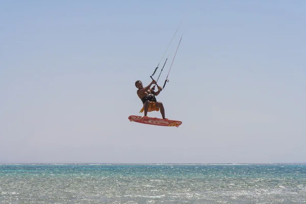 Kitesurfer reitet auf den Wellen. — Stockfoto