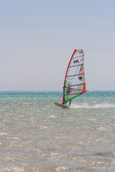 Paseos en windsurf en un mar . — Foto de Stock