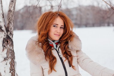 güzel kızıl saçlı kız.