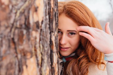 güzel kızıl saçlı kız.