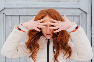 güzel kızıl saçlı kız.