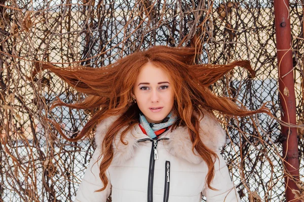 Gyönyörű vörös hajú lány. — Stock Fotó